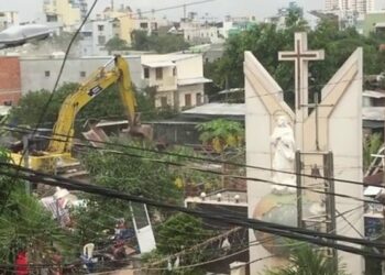 Giáo dân Vườn Rau Lộc Hưng cùng Luật Sự diện kiến sở cảnh sát TP. HCM