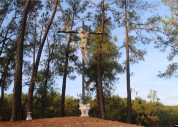 Chính quyền cộng sản Việt Nam đập nát thánh giá  tại Thiên An Huế