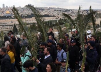 Đức Thánh Cha Phanxicô nói với các tín hữu Thánh Địa: Chúng tôi không để anh chị em đơn độc